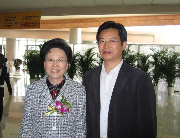 全國(guó)婦聯(lián)副主席、國(guó)務(wù)院婦女兒童工作委員會(huì)副主任黃晴宜贊揚(yáng)潔爾爽開發(fā)的功能紡織品為婦幼保健事業(yè)作出了重大貢獻(xiàn)（2009）