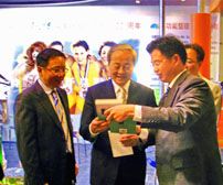公司領(lǐng)導(dǎo)向國家紡織工業(yè)局杜鈺洲局長贈送本公司總經(jīng)理商成杰主編、紡織出版社出版的工具書（2009）
